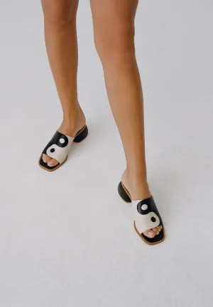 Balance Ying Yang Sandals - black