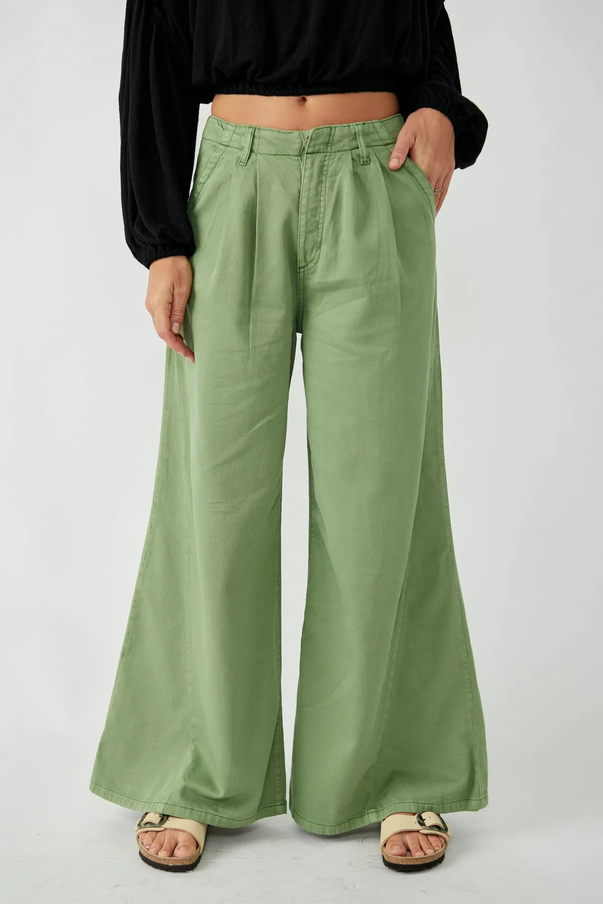 Free People Light As Spring Trouser in Verde